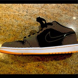 Air Jordan Nike low cut yellow and black shoes